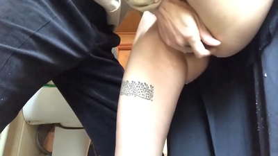 сквирт в школьном туалете, настоящий пенный оргазм - мой учитель постарался